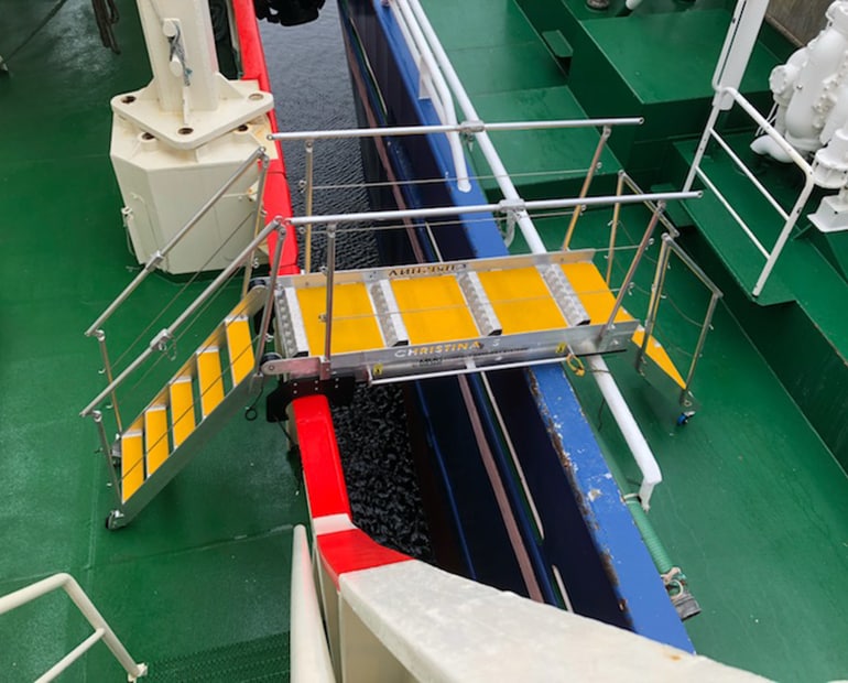 Vessel to vessel gangway 